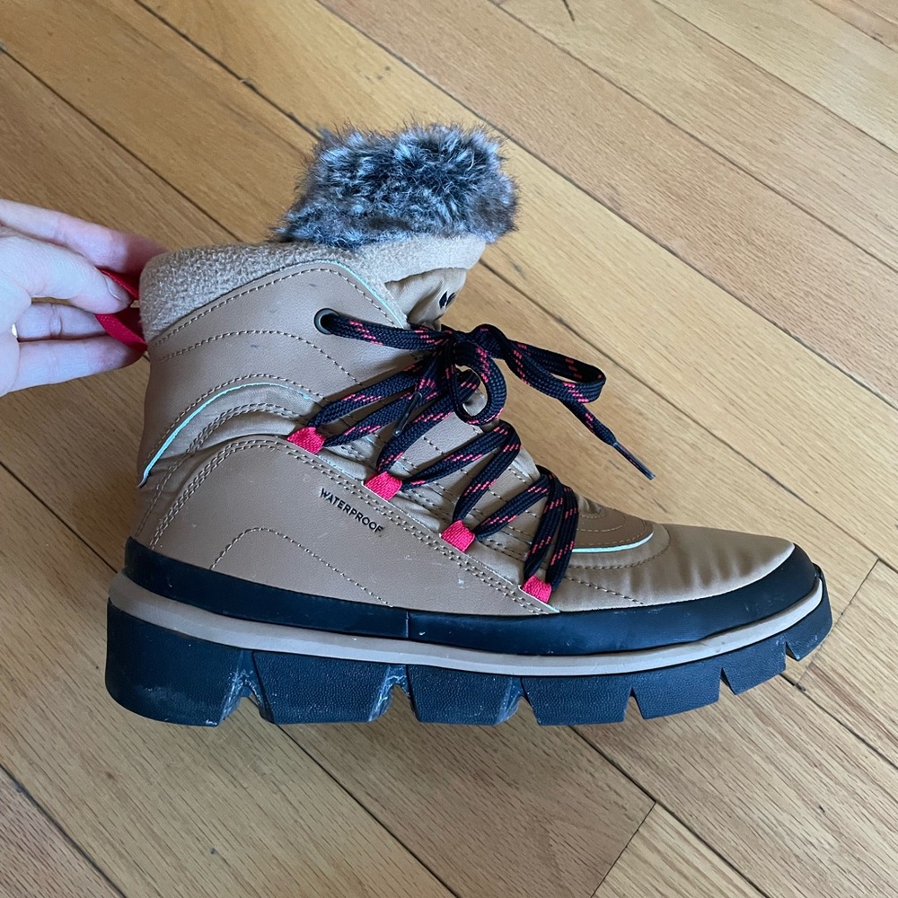 Like New Columbia “Keetley” Insulated snow boots (only wore once)